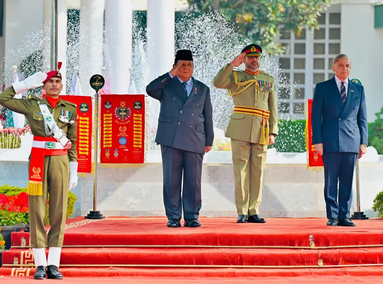 Kesepakatan 7 Kerja Sama Strategis Indonesia-Pakistan: Penguatan di Bidang Kearsipan Presiden Prabowo Subianto dan Perdana Menteri Pakistan Shehbaz Sharif, Selasa (9/12/2025). (Dok. Foto: Laily R