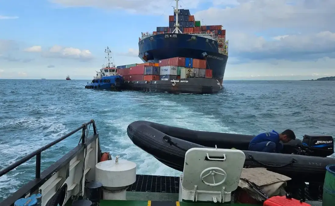 Kapal Kontainer Asing Hilang Kendali Tabrak Tongkang Harbour Jupiter di Perairan Selat Malaka dan Singapura Tabrakan kapal kontainer dengan kapal tongkang.(Dok KSOP Batam)