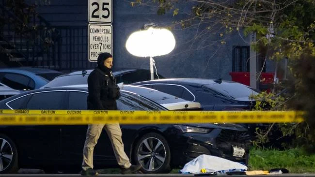 Sejumlah Fakta Insiden Penembakan Massal di Stockton Penyidik memeriksa tempat kejadian perkara penembakan massal di Stockton, negara bagian California, Amerika Se