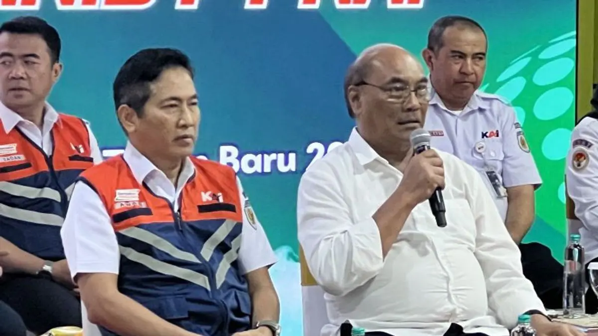 KNKT Minta KAI Waspadai Cuaca Panas Penyebab Rel Kereta Bengkok Ketua Komite Nasional Keselamatan Transportasi (KNKT) Soerjanto Tjahjono (kanan) bersama Direktur Operasi KAI