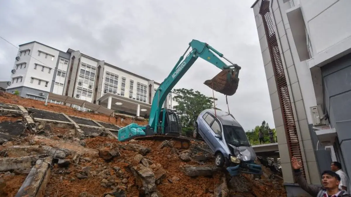 Kemdiktisaintek: 60 Perguruan Tinggi Terdampak Bencana Banjir Sumatera Operator mengoperasikan alat berat mengangkat mobil yang terdampak longsor di kampus UIN Imam Bonjol Sungai Ba