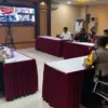 Jajaran Polda DIY melaksanakan rapat analisa dan evaluasi (anev) mingguan Operasi Lilin Progo 2025 di Mapolda