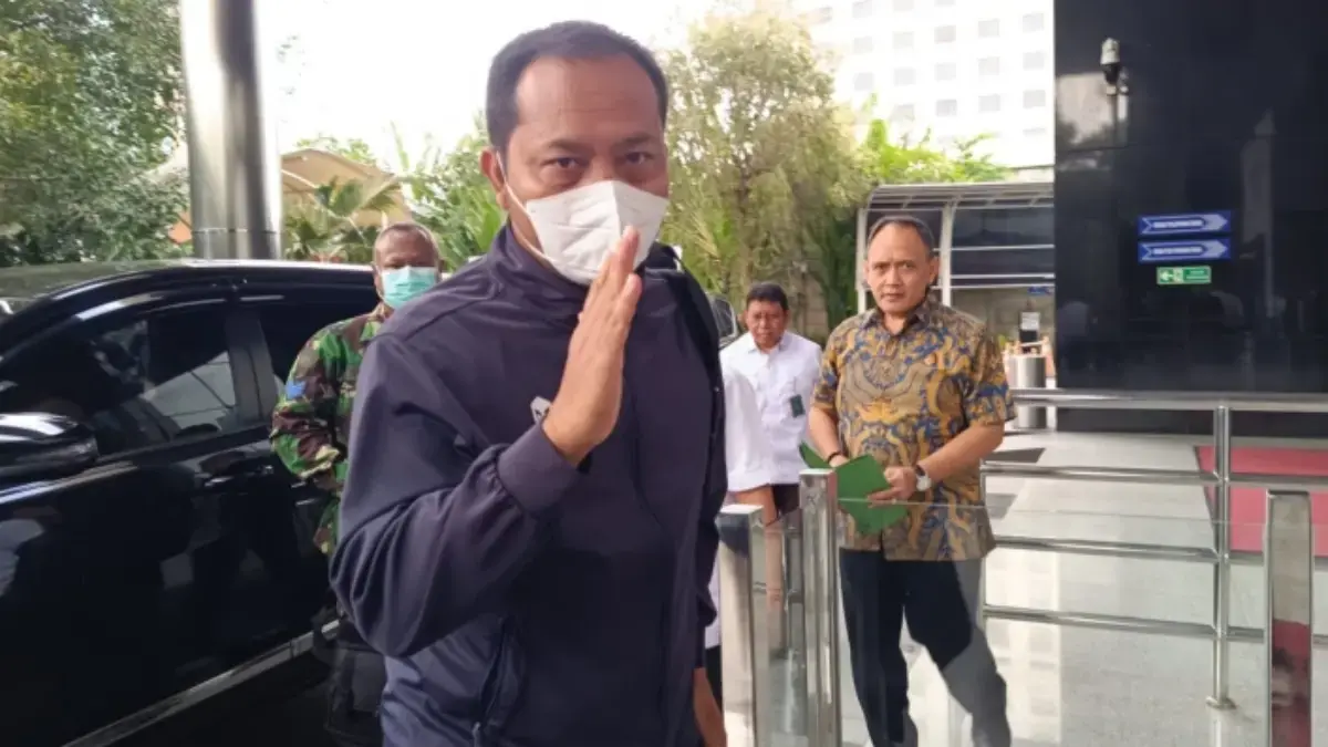 Kasi Perdata dan Tata Usaha Negara (Datun) Kejari Hulu Sungai Utara Taruna Fariadi berjalan untuk menjalani pe