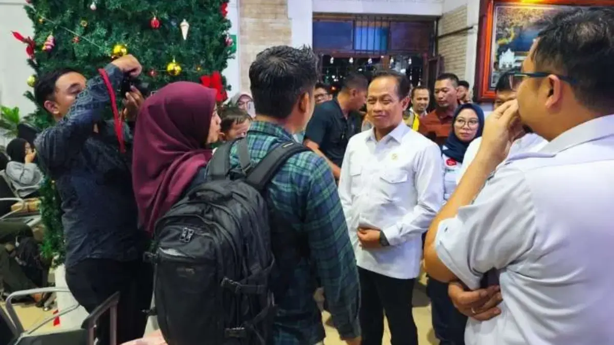 Menteri Lingkungan Hidup tinjau kebersihan Stasiun Cirebon Kejaksan. (IST)