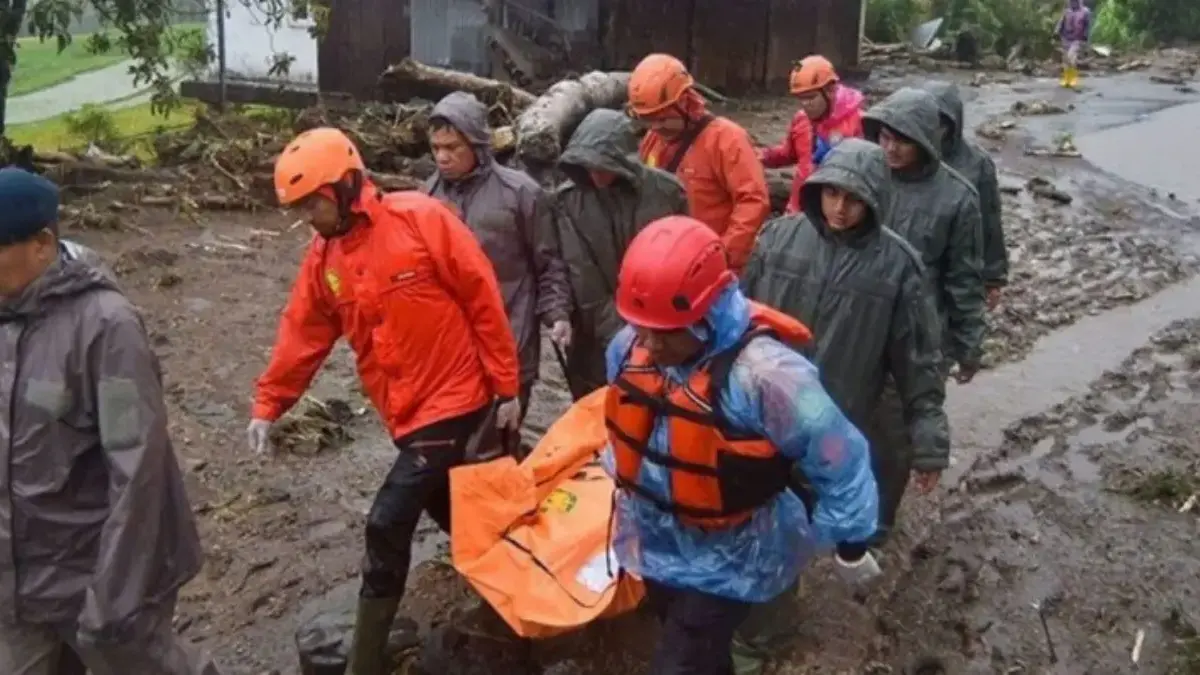 Tim SAR gabungan mengevakuasi jenazah korban bencana Sumatra. Foto: BNPB