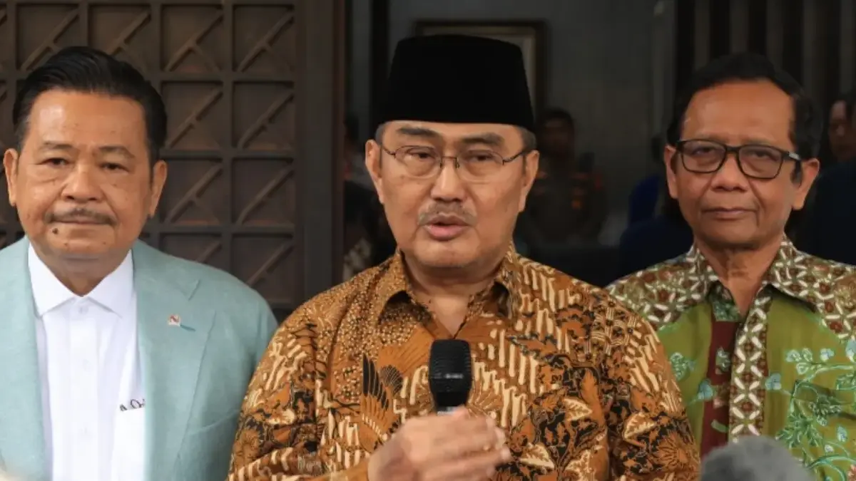 Komisi Percepatan Reformasi Polri: Tak Ada Lagi Penugasan Baru Anggota di Kementerian atau Lembaga Ketua Komisi Percepatan Reformasi Polri, Jimly Asshiddiqie (tengah) di Posko Tim Reformasi, Jakarta Selatan pa