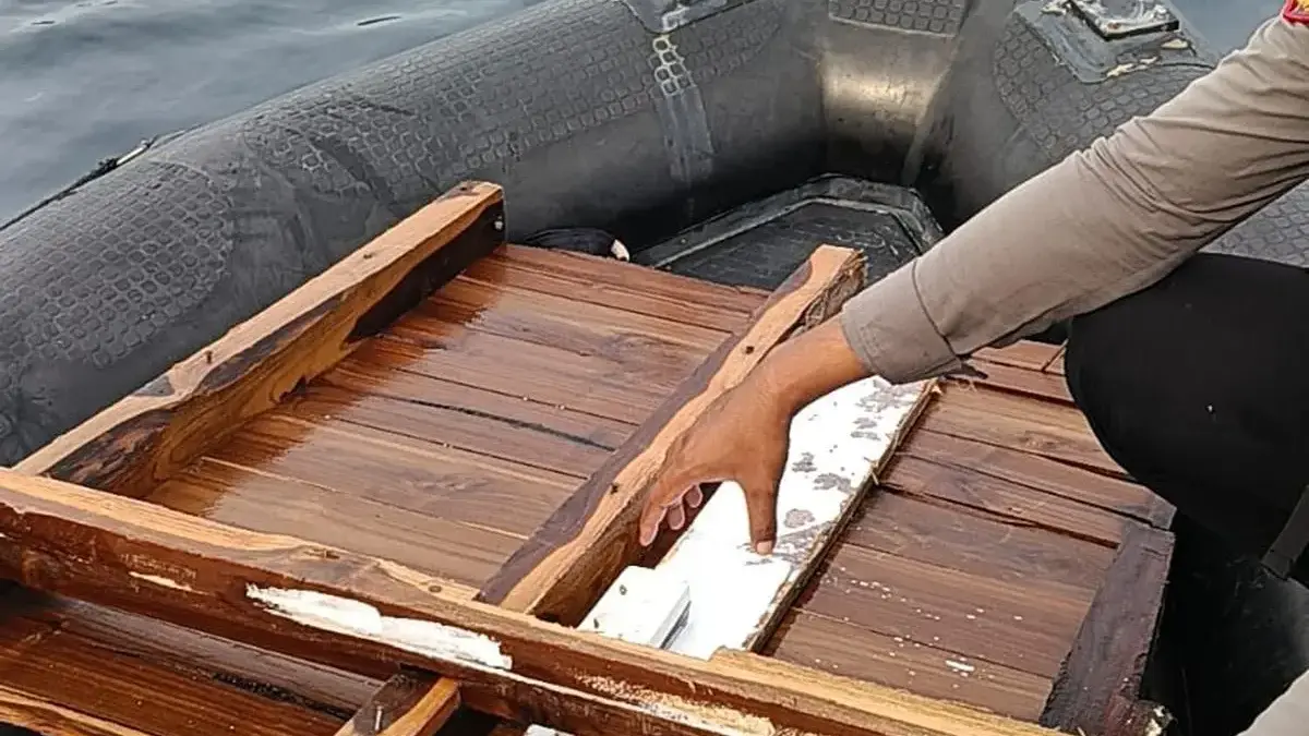 Serpihan Badan KM Putri Sakinah Ditemukan di Perairan Pulau Padar Tim SAR gabungan kembali menemukan serpihan KM Putri Sakinah tenggelam di Perairan Pulau Padar Labuan Bajo, pa