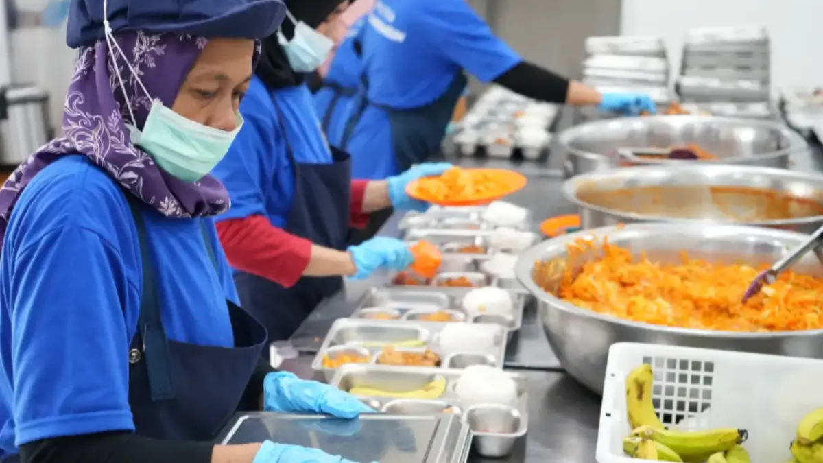 Celios Kritik Badan Gizi Nasional Kukuh Salurkan MBG Saat Libur Badan Gizi Nasional (BGN) memastikan program Makan Bergizi Gratis (MBG) tetap berjalan selama libur Natal 2025