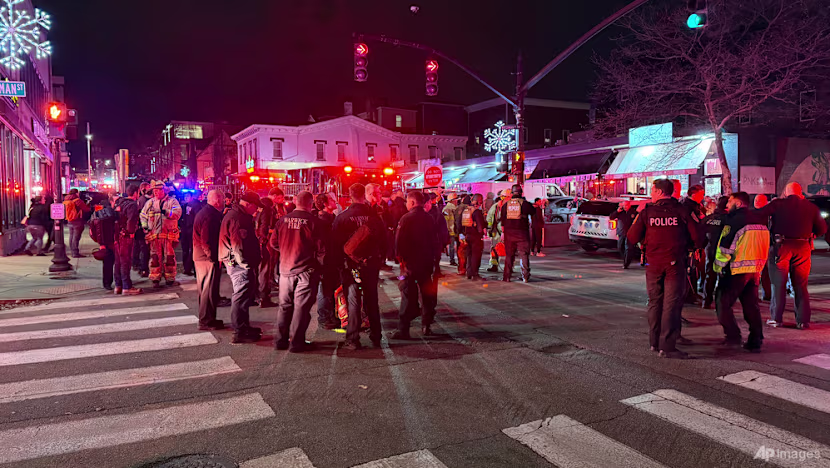 Penembakan di Sekolah Bergengsi Brown University: 2 Tewas 8 Kritis Petugas polisi berjaga di sudut Jalan Waterman dan Jalan Thayer di Providence, Rhode Island, respons atas pene