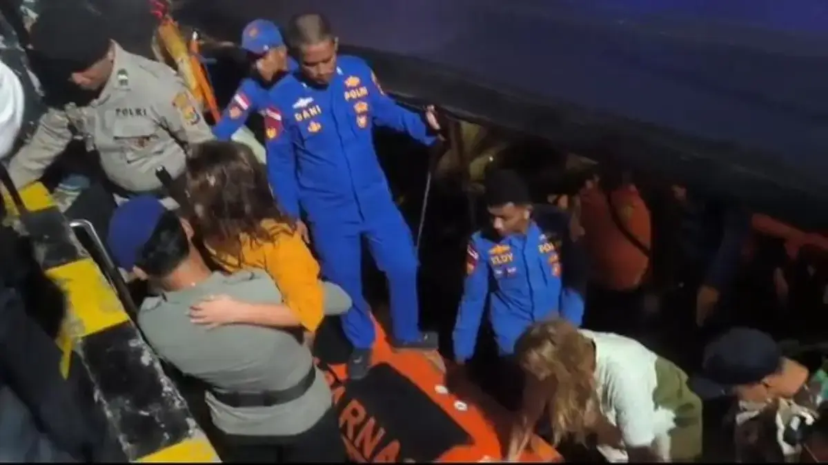 Tim SAR gabungan mengevakuasi korban kapal wisata yang tenggelam di Perairan Pulau Padar, Labuan Bajo, Kabupat