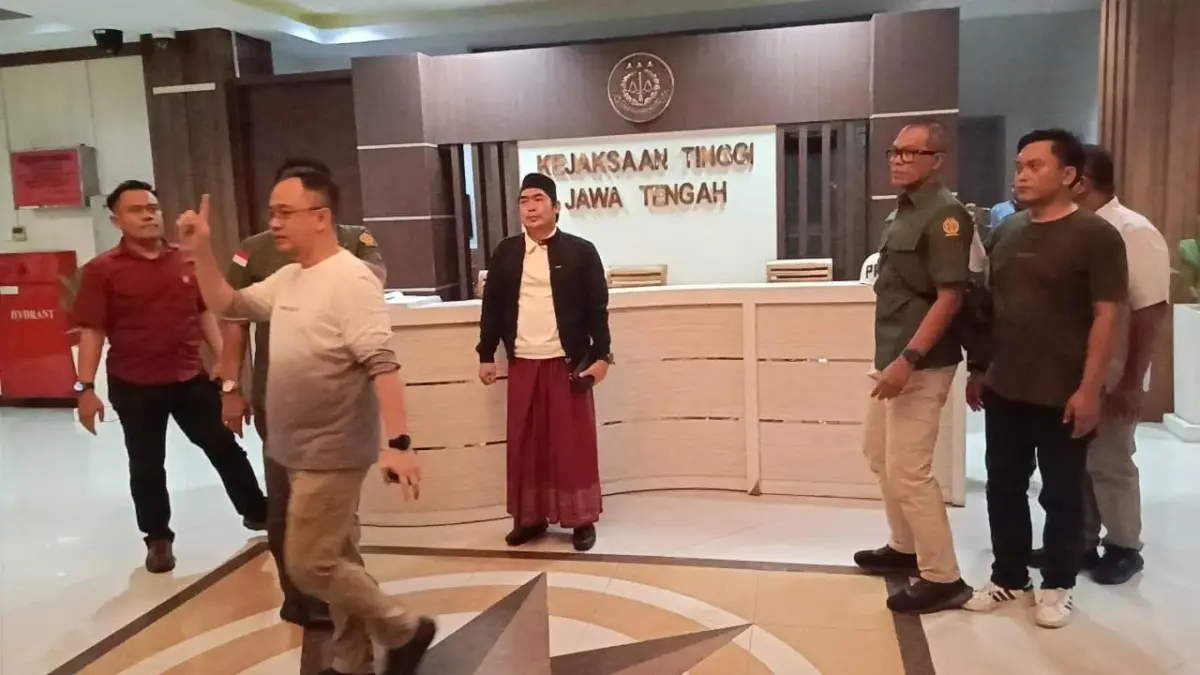 Gus Yazid Basayban digelandang petugas saat tiba di Kejati Jateng untuk pemeriksaan lanjutan, Rabu (24/12/2025