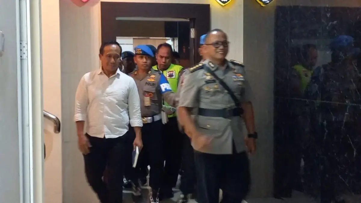 AKBP Basuki saat keluar dari sidang Komisi Kode Etik Polri (KKEP) di Polda Jateng, Rabu (3/12/2025). (Foto:Kam