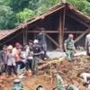 Petugas gabungan melakukan pencarian korban di lokasi bencana. (Dok BPBD)