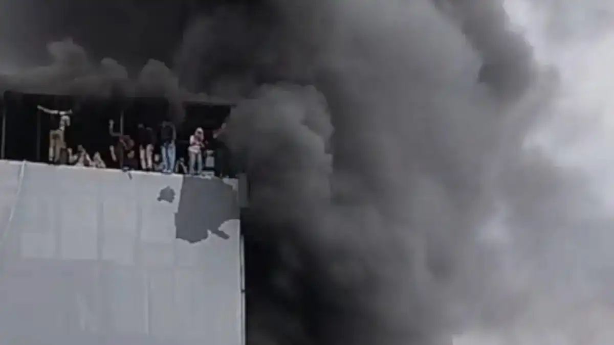 Insiden Kebakaran Gedung Terra drone: Polisi Pastikan Periksa Sejumlah Saksi hingga Pemilik Usaha dan Gedung Tampak kepulan asap berwarna hitam di atas gedung Terra Drone dan tampak beberapa korban masih berada di lanta