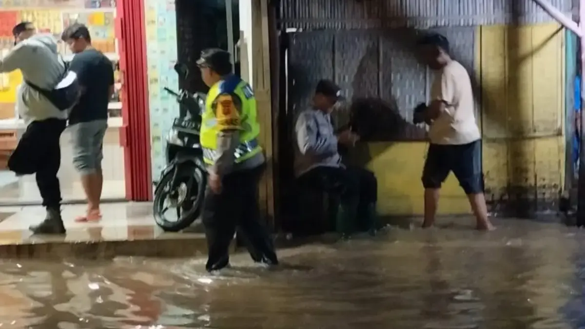 Hujan Deras Guyur Kecamatan Gunung Jati Cirebon, Polisi dan BPBD Pastikan Wilayah Terdampak Genangan Air Polres Cirebon Kota turunlLangsung pantau banjir di Gunung Jati. (IST)
