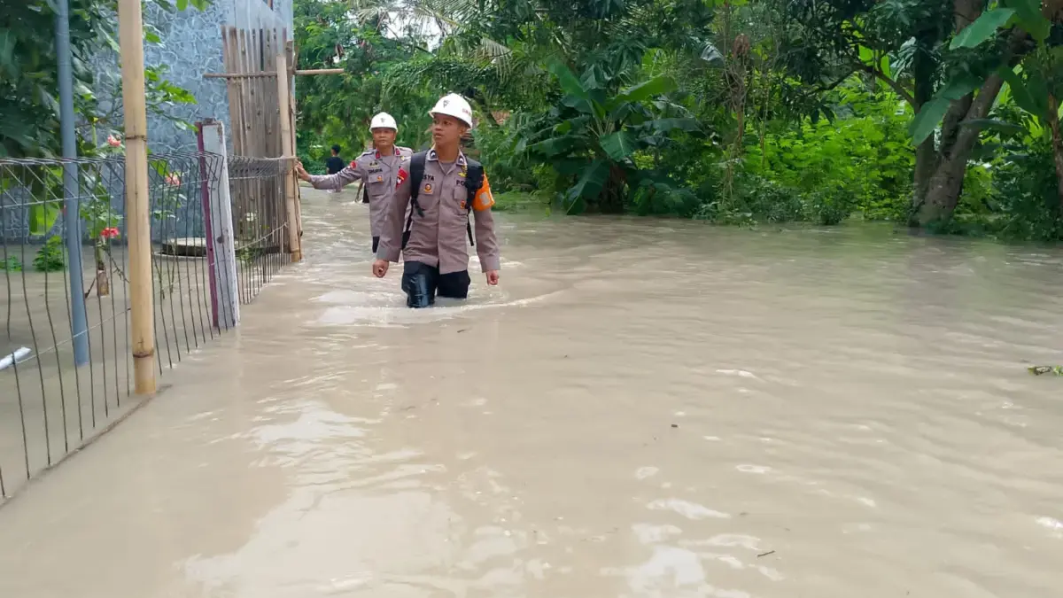 7 Kecamatan 15 Desa di Kabupaten Cirebon: Banjir Salah satu desa di Kabupaten Cirebon banjir akibat hujan dengan intensitas tinggi