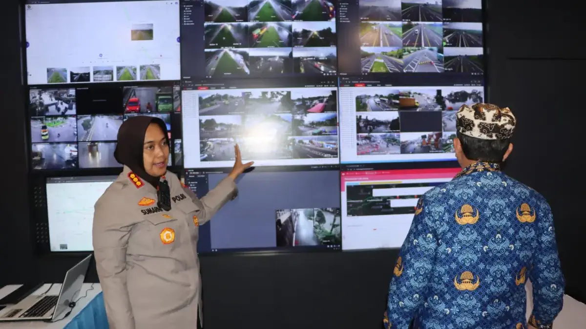 Ruang Command Center untuk mengawasi pergerakan kendaraan selama Natal dan Tahun Baru 2026 di Kabupaten Cirebo