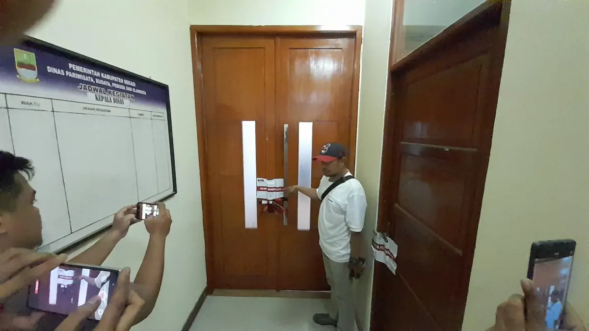 Kantor Kepala Disbudpora Kabupaten Bekasi Disegel KPK Kantor Kepala Disbudpora Kabupaten Bekasi disegel KPK.