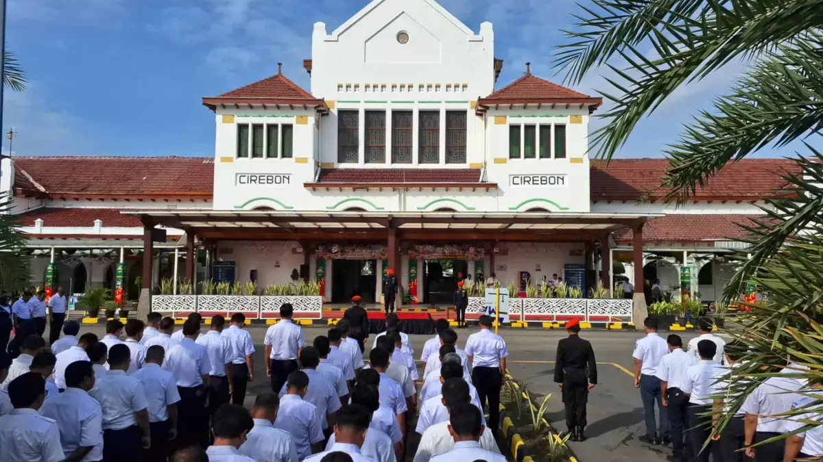 KAI Daop 3 Cirebon Gelar Pasukan Sambut Angkutan Natal 2025 dan Tahun Baru 2026 Apel Gelar Pasukan Angkutan Nataru 2025/2026 di halaman parkir Stasiun Cirebon, Kamis (18/12/2025).
