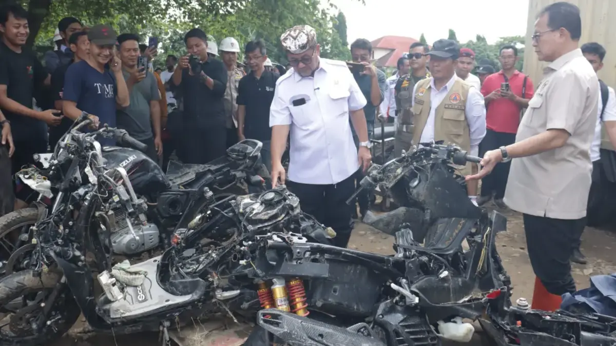Bupati Cirebon, Imron saat meninjau wilayah yang terdampak banjir berarus deras di Kabupaten Cirebon, Rabu (24