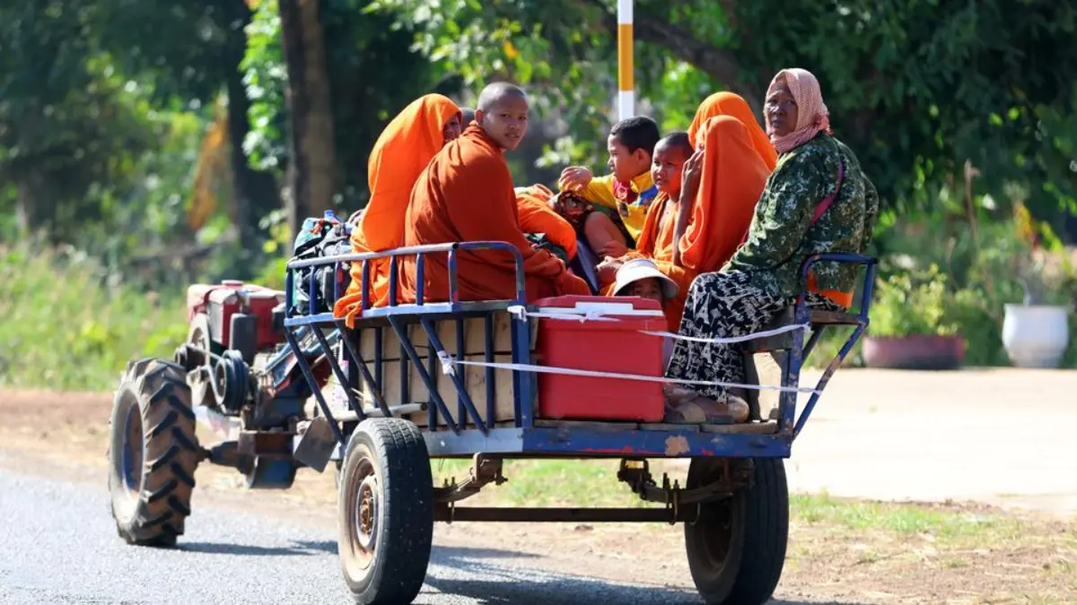 Kementerian Pertahanan Kamboja: Thailand Semprotkan Zat Beracun di Wilayah Perbatasan Dalam foto ini dirilis oleh Agence Kampuchea Press (AKP), penduduk desa Kamboja, diangkut dengan traktor, mela