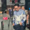 Mantan Gubernur Jawa Barat Ridwan Kamil (tengah) menjalani pemeriksaan di Gedung Merah Putih KPK, Jakarta, Sel