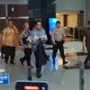 Mantan gubernur Jawa Barat Ridwan Kamil berjalan usai menjalani pemeriksaan di Gedung Merah Putih KPK, Jakarta