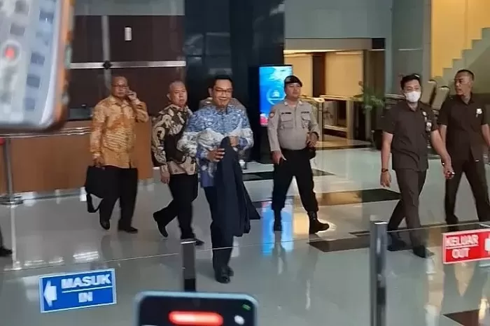 Mantan gubernur Jawa Barat Ridwan Kamil berjalan usai menjalani pemeriksaan di Gedung Merah Putih KPK, Jakarta