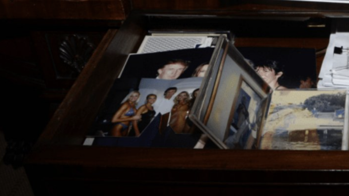 Foto-foto Donald Trump di laci meja dari entri yang awalnya termasuk dalam rilis file Epstein. (Departemen Ke