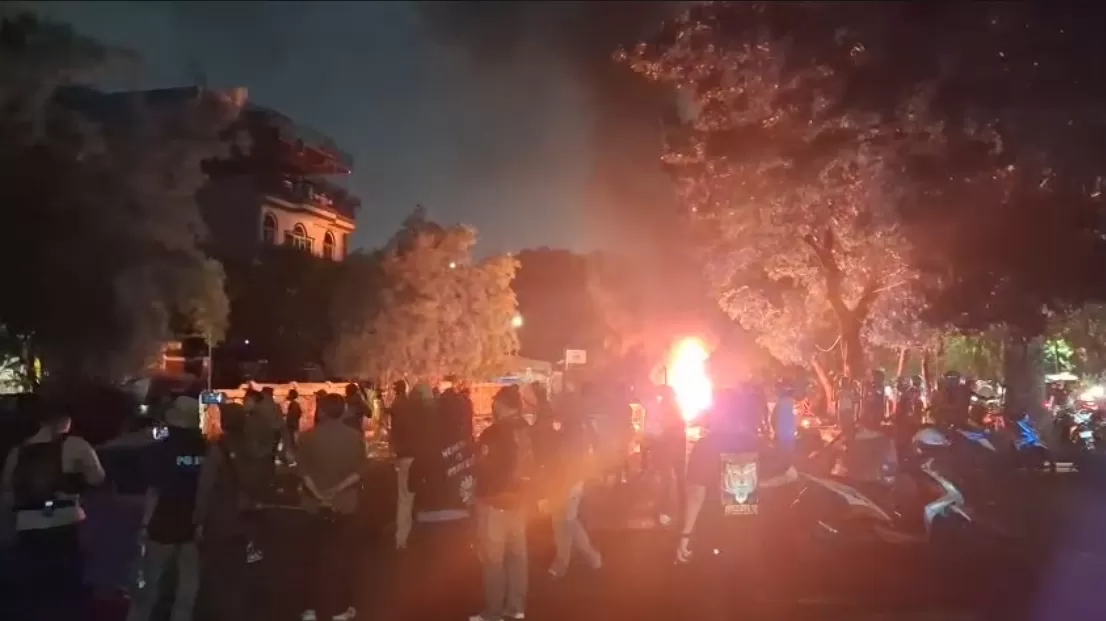 Polisi Buru Pelaku Pengeroyokan Terhadap 2 Matel di TMP Kalibata Sejumlah warung di Kalibata, Jakarta Selatan dibakar usai insiden tewasnya mata elang (matel). (Istimewa)