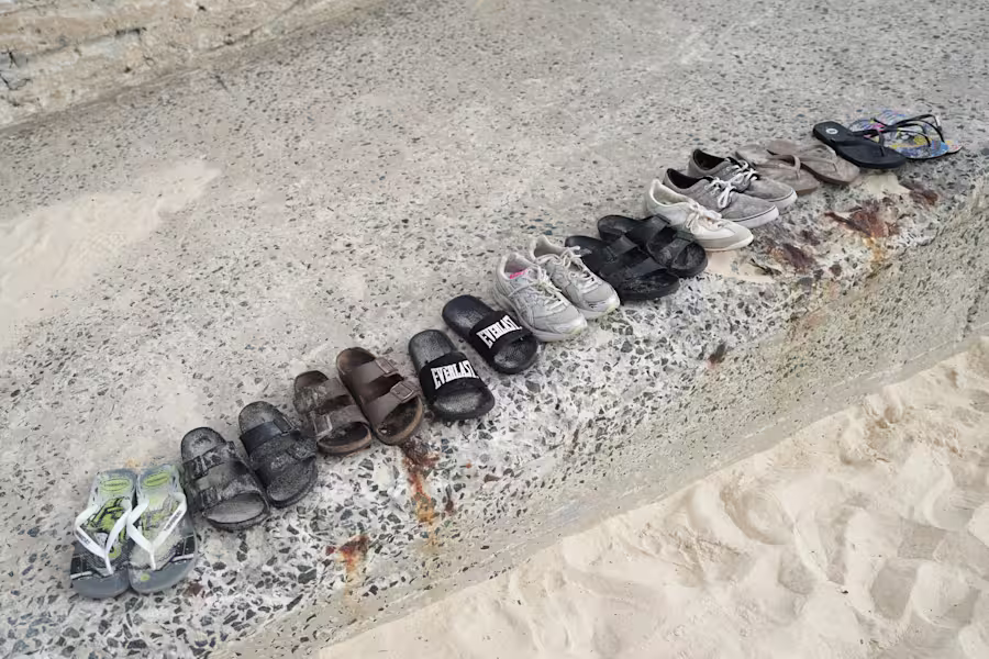 Sejumlah Teori Konspirasi Sebut Penembakan di Pantai Bondi Australia: Operasi 'False Flag' Mossad Sepatu berbaris setelah penembakan sehari sebelumnya di Pantai Bondi Sydney, Senin, 15 Desember 2025. (Foto AP