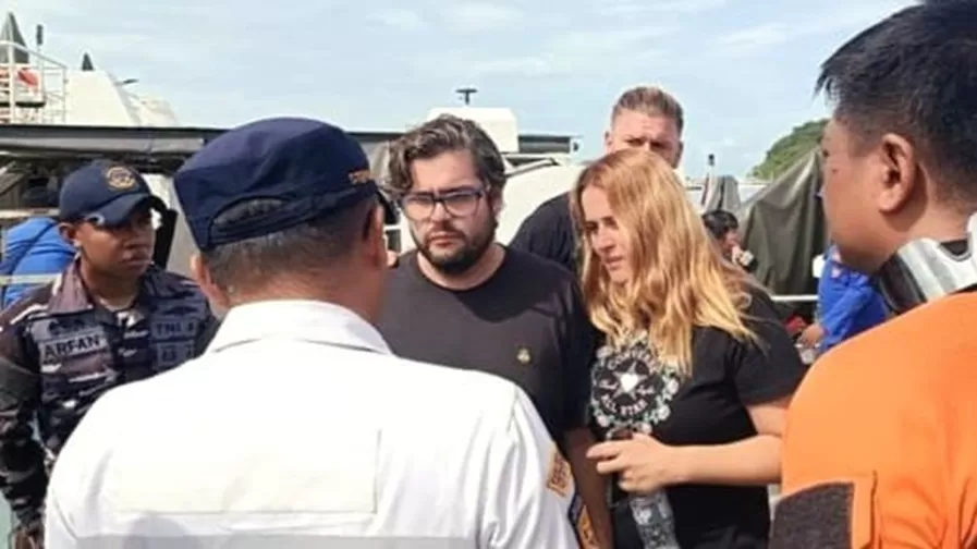 Istri Pelatih Valencia Ungkap KM Putri Sakinah Tenggelam di Perairan Pulau Badar: Dihantam Gelombang 2 Kali Mar Martinez Ortuno, warga negara Spanyol, tak kuasa menahan tangis saat bertemu dua saudara kandungnya di kaw