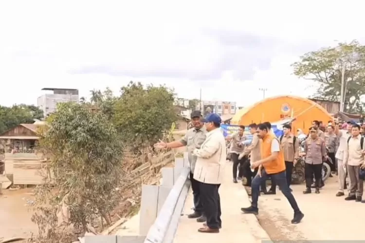 Prabowo Soal Pembalakan Liar: Saya Tertibkan Semua Presiden RI Prabowo Subianto meninjau langsung potongan kayu gelondongan yang terbawa banjir hingga ke permuki