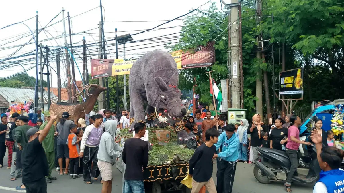 Arak-arakan Condong Meriahkan Tradisi Sedekah Bumi dan Nadran di Desa Kalisapu Arak-arakan Condong dalam rangka memperingati Sedekah Bumi dan Nadran Pesta Laut, Jumat (12/12/2025). (Roni)