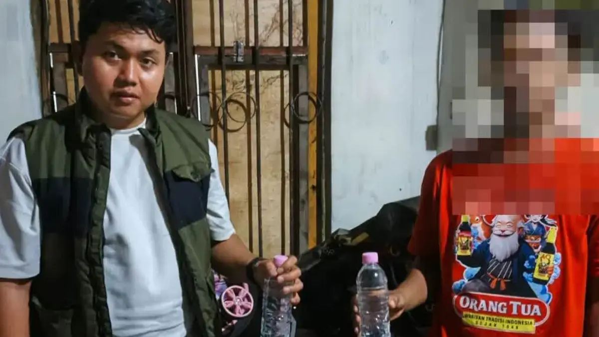 Sat Res Narkoba Polres Cirebon Kota Amankan Puluhan Botol Minuman Keras Hasil Razia Unit 1 Sat Res Narkoba Polres Cirebon Kota yang melaksanakan piket fungsi, dengan menyasar lokasi-lokasi yang