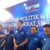 Ketua Umum Partai Demokrat Agus Harimurti Yudhoyono (AHY) yang didampingi oleh Anggota DPR RI, Herman Khaeron,