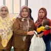 Kepala Dinas Kesehatan Kota Cirebon, dr. Siti Maria (tengah) dan Wakil Wali Kota Cirebon, Siti Farida Rosmawat