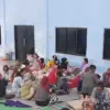 Sejumlah warga mengungsi di GOR Desa Dawuan Kecamatan Tengahtani, setelah rumah tinggalnya terendam banjir. (F