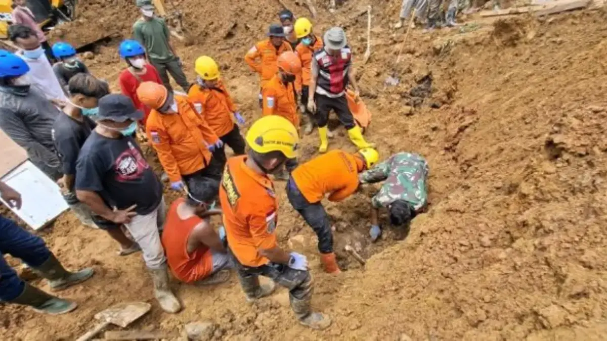 Update Data Korban Banjir dan Tanah Longsor di Sumatera: 964 Tewas Operasi pencarian banjir bandang dan tanah longsor di Kampung Duren, Desa Batu Godang, Kecamatan Angkola Sangk