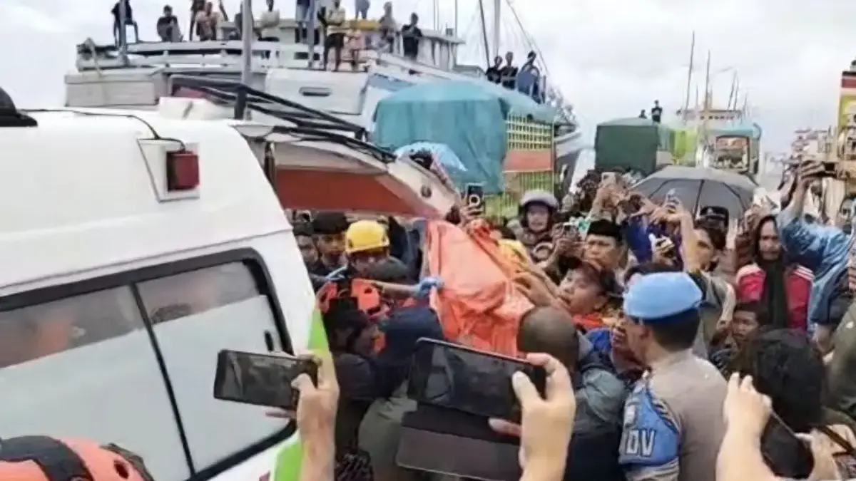 Suasana saat korban kapal tenggelam dievakuasi oleh Tim gabungan. (Dokumentasi/Istimewa)