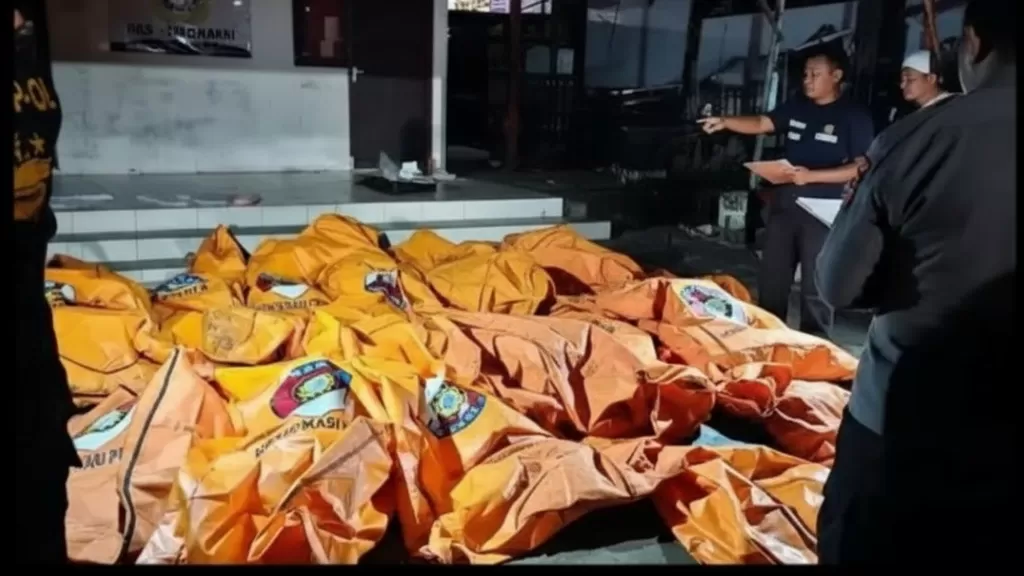 Suasana evakuasi Korban kebakaran Panti Werdha Damai Ranomuut Manado (Foto: Istimewa