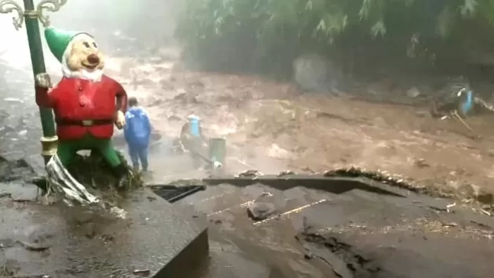 Banjir bandang melanda kawasan wisata Guci Tegal (Foto: Istimewa)