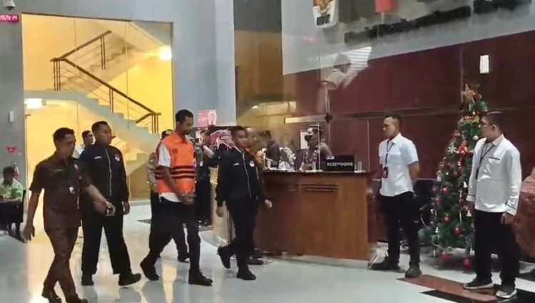 Proyek DJKA: PPK BTP Kelas I Medan Periode 2021-2024 Tersangka Terima Suap Rp12,12 Miliar ASN Kemenhub M Chusnul Ditahan Usai Ditetapkan sebagai Tersangka Suap Proyek Jalur Kereta Api di Medan, Senin