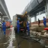 Petugas Sudin SDA Jakarta Utara bergerak cepat menanggulangi genangan banjir rob di Jalan R.E. Martadinata (Pe