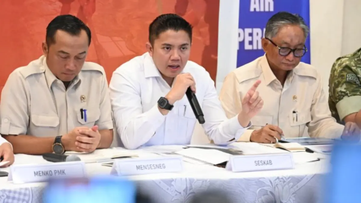 Seskab Teddy Indra Wijaya dalam konferensi pers pemerintah mengenai perkembangan penanggulangan bencana Sumate