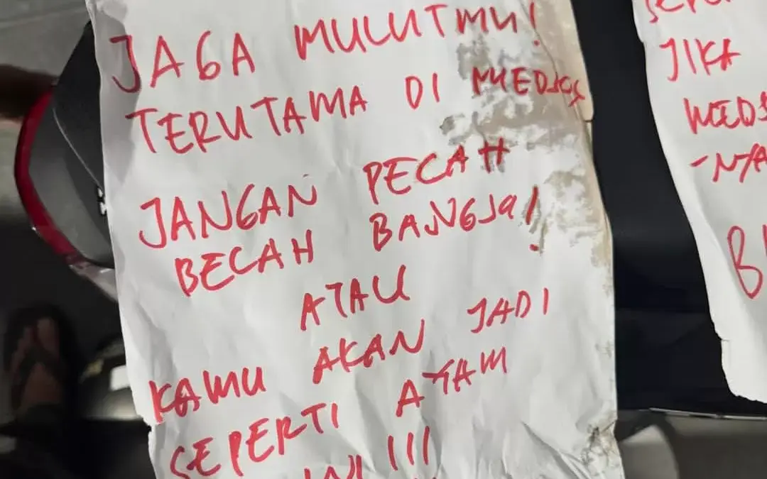 DJ Donny unggah bukti kiriman ayam mati di rumahnya. Unggahan itu viral dan memicu tanya publik soal motif dan