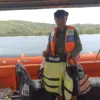 Petugas saat menunjukkan life jacket yang ditemukan saat operasi pencarian hari ketiga korban tenggelamnya KM