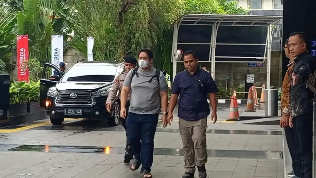 Operasi Tangkap Tangan di Kalimantan Selatan, KPK Amankan Kajari Hulu Sungai Utara Terkait Dugaan Pemerasan Kepala Kejaksaan Negeri (Kajari) Hulu Sungai Utara (HSU) Albertinus Napitupulu ketika tiba di Gedung Merah Put