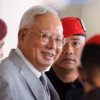 Mantan Perdana Menteri Malaysia Najib Razak dikawal oleh penjaga penjara di Kompleks Pengadilan Kuala Lumpur p