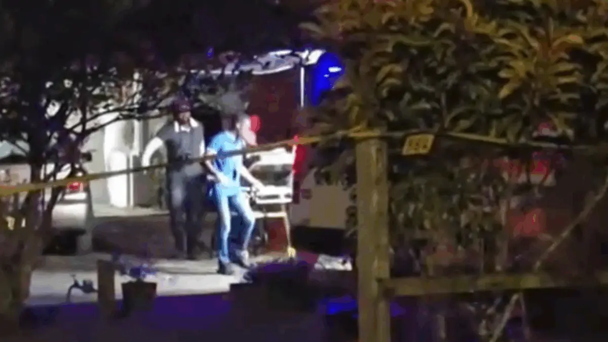 Layanan darurat di lokasi aksi penikaman massal di luar ibu kota Suriname, Paramaribo. (AP